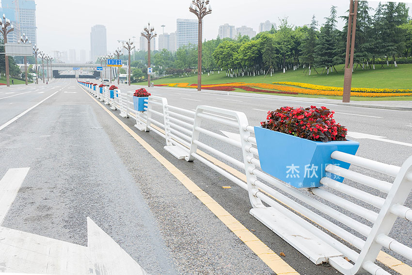 哪些道路護(hù)欄花箱值得選？